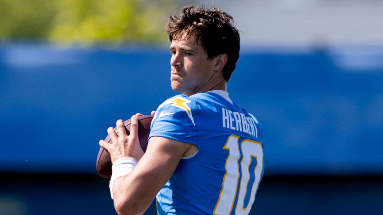 Chargers QB Justin Herbert surprises teammates by sporting red-tinted contact lenses at training camp